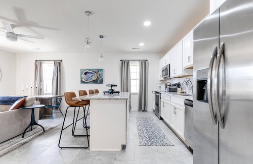 Issue Condominio | Charming 2 Bedroom Downtown Vacation Rental: Stroll to Shops and River with Ease