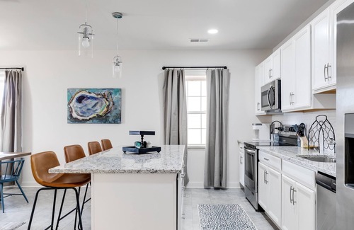 Issue Condominio | Charming 2 Bedroom Downtown Vacation Rental: Stroll to Shops and River with Ease