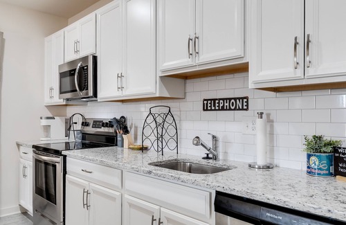 Issue Condominio | Charming 2 Bedroom Downtown Vacation Rental: Stroll to Shops and River with Ease