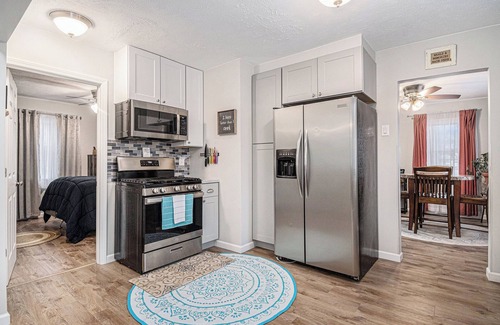 Council Bluffs Casa | Charming 2-bedroom bungalow in lovely West Council Bluffs with WiFi, AC