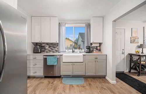 Council Bluffs Casa | Charming 2-bedroom bungalow in lovely West Council Bluffs with WiFi, AC
