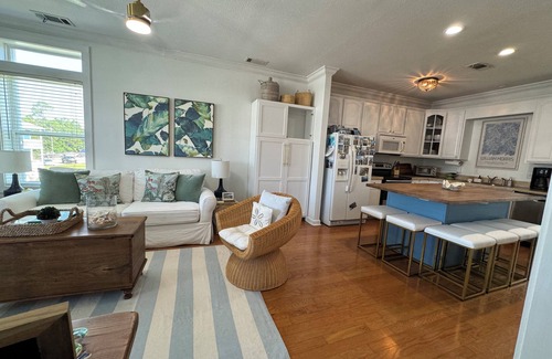 Pass Christian Condominio | Charming 2-bedroom gulf view condo in serene Pass Christian / Long term Rental