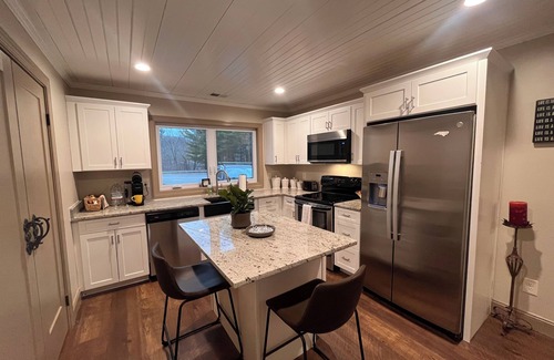 West Jefferson Casa | Charming 2-bedroom house in downtown West Jefferson! Amazing location!