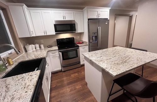 West Jefferson Casa | Charming 2-bedroom house in downtown West Jefferson! Amazing location!
