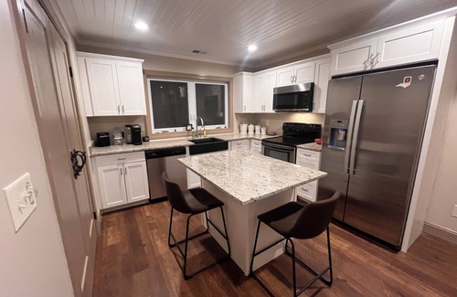 West Jefferson Casa | Charming 2-bedroom house in downtown West Jefferson! Amazing location!