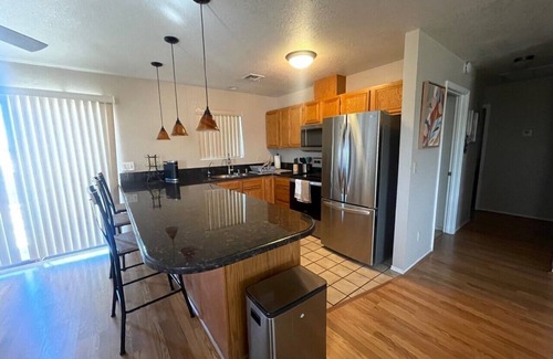 Bullhead City Casa | Charming 2-bedroom house in delightful Bullhead City with AC and garage parking.