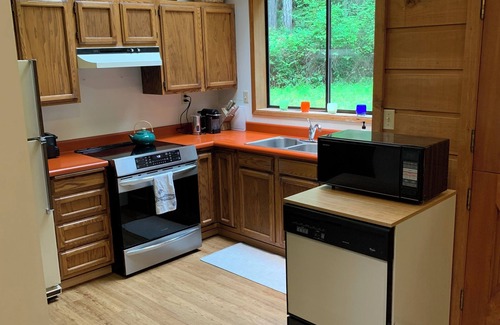 Roche Harbor Cabina | Charming 2-bedroom cabin on private lot near Roche Harbor with Wi-Fi