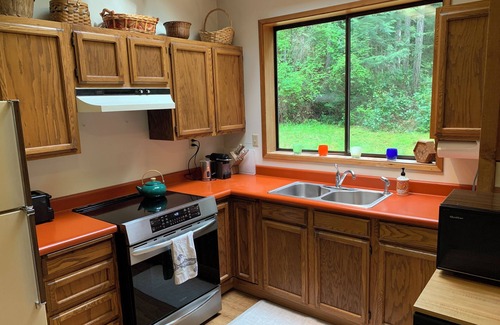 Roche Harbor Cabina | Charming 2-bedroom cabin on private lot near Roche Harbor with Wi-Fi