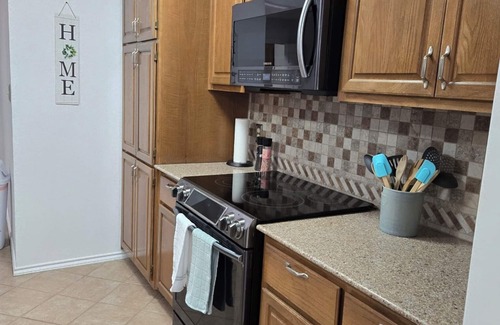 Grand Prairie Casa | Charming 2-bedroom home, close to 6flags, cowboys stadium, lonestar park
