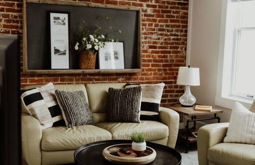 Grundy Center Apartamento | Charming 2-bedroom apartment in awesome Downtown Grundy Center
