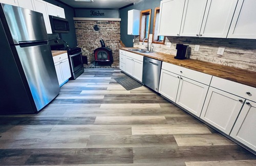 Prudenville Cabaña | Charming 2-bedroom cottage in welcoming Houghton Lake with Hot Tub, AC, WiFi