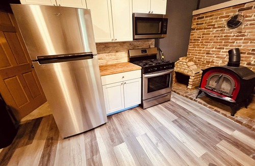 Prudenville Cabaña | Charming 2-bedroom cottage in welcoming Houghton Lake with Hot Tub, AC, WiFi