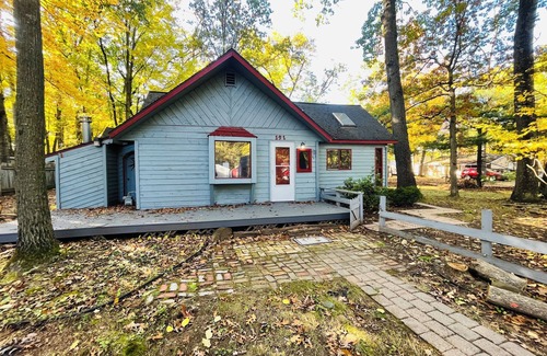 Prudenville Cabaña | Charming 2-bedroom cottage in welcoming Houghton Lake with Hot Tub, AC, WiFi