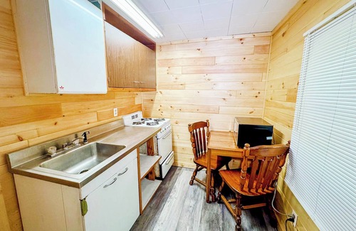 Mackinaw City Cabaña | Charming 2-bedroom pet friendly cottage, right by ferry in Mackinaw City.