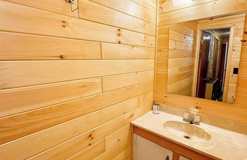 Mackinaw City Cabaña | Charming 2-bedroom pet friendly cottage, right by ferry in Mackinaw City.