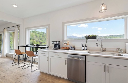 Waynesville Apartamento | Charming 2-bedroom apartment with AC, WiFi in lovely Maggie Valley