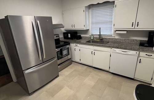 Hardwick Casa | Charming 2-bedroom house in terrific Milledgeville with WiFi, AC