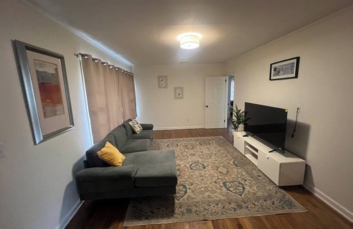 Hardwick Casa | Charming 2-bedroom house in terrific Milledgeville with WiFi, AC