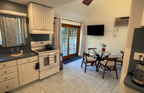 North Babylon Casa | Charming 2-bedroom house