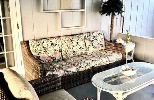 Port Saint Lucie Casa | Charming 2-bedroom house in Port St. Lucie with AC, WiFi. The beach = 20 Minutes
