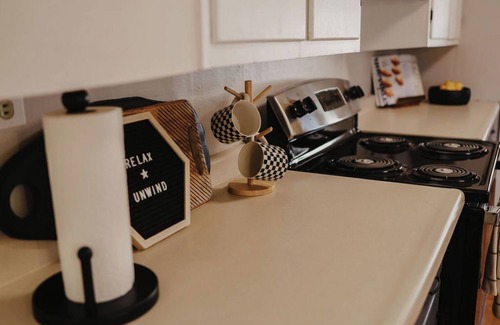 St. Charles Apartamento | Charming 2-bedroom upper apartment in fabulous downtown Saint Charles, MN.