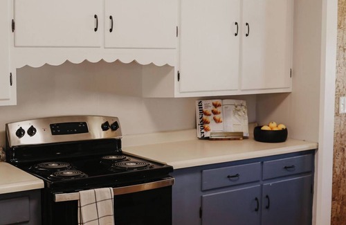 St. Charles Apartamento | Charming 2-bedroom upper apartment in fabulous downtown Saint Charles, MN.