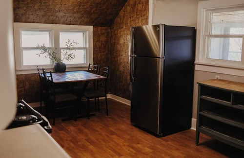 St. Charles Apartamento | Charming 2-bedroom upper apartment in fabulous downtown Saint Charles, MN.