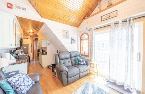 Sea Isle City Casa | Charming 2 Bedroom, 2 Blocks to Beach & Promanade