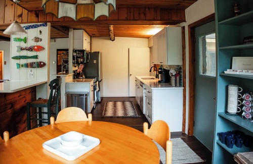 Hamburg Township Casa | Charming 2-bedroom house with King Bed, Kayaks, Fishing, AC,20 mins to Ann Arbor