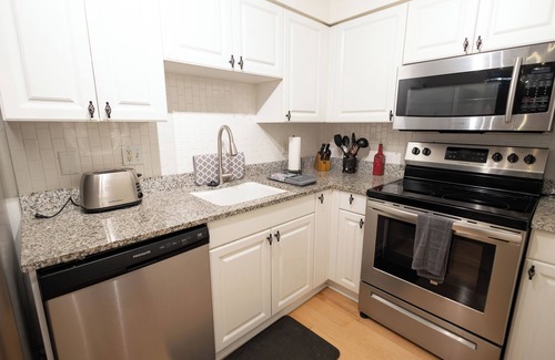 Coquina Sands Condominio | Charming 2-bedroom 1st floor condo in desirable Olde Naples. Walk to Beach.