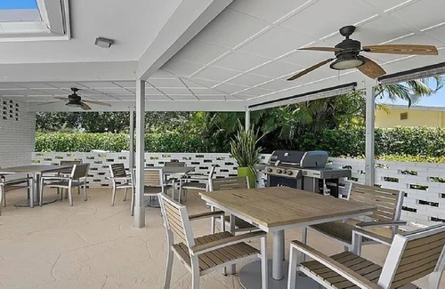 Coquina Sands Condominio | Charming 2-bedroom 1st floor condo in desirable Olde Naples. Walk to Beach.