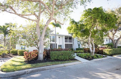 Coquina Sands Condominio | Charming 2-bedroom 1st floor condo in desirable Olde Naples. Walk to Beach.