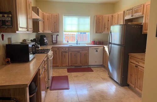 Hamilton Casa | Charming 2 Bedroom/2 Bath Hot Tub Garden Home with Central Air/Heat in Hamilton
