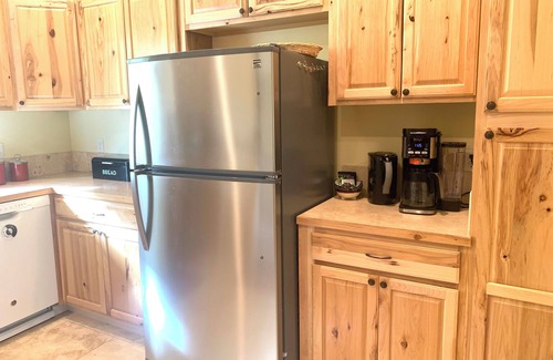 Hamilton Casa | Charming 2 Bedroom/2 Bath Hot Tub Garden Home with Central Air/Heat in Hamilton