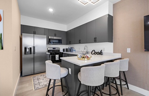 Bayonne Casa | Charming 2-bedroom , 2 min to train station to NYC