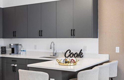 Bayonne Casa | Charming 2-bedroom , 2 min to train station to NYC
