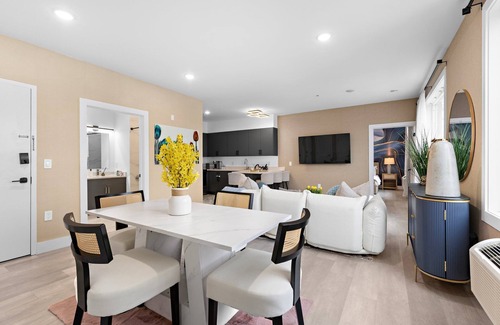 Bayonne Casa | Charming 2-bedroom , 2 min to train station to NYC