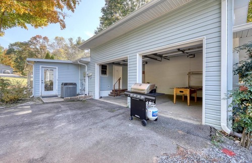 Cedar Cliff Casa | Charming 2-bedroom. 2.5 bathroom house in Hiawassee with AC, WiFi. Sleeps 7