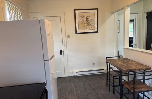 Clarksburg Apartamento | Charming 2-bedroom apartment with WiFi, AC in quiet part of Clarksburg