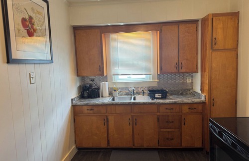 Clarksburg Apartamento | Charming 2-bedroom apartment with WiFi, AC in quiet part of Clarksburg