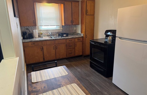Clarksburg Apartamento | Charming 2-bedroom apartment with WiFi, AC in quiet part of Clarksburg