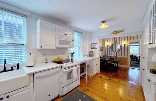 Marblehead Apartamento | Charming 2-bedroom apartment in Old Town Marblehead; Near Shopping & Restaurants