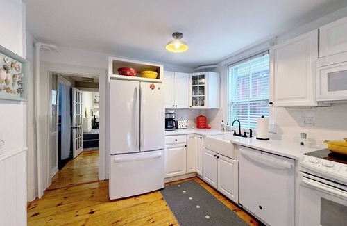 Marblehead Apartamento | Charming 2-bedroom apartment in Old Town Marblehead; Near Shopping & Restaurants