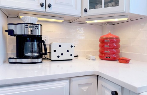 Marblehead Apartamento | Charming 2-bedroom apartment in Old Town Marblehead; Near Shopping & Restaurants