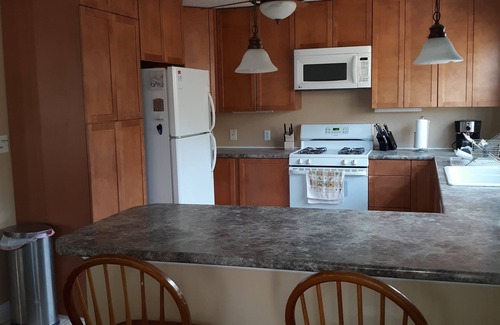 Long Beach Apartamento | Charming 2-bedroom apartment in serene Oak Island with AC, WiFi