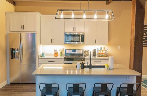 Warrendale Casa | Charming 2-bedroom apartment in terrific Warrendale with AC