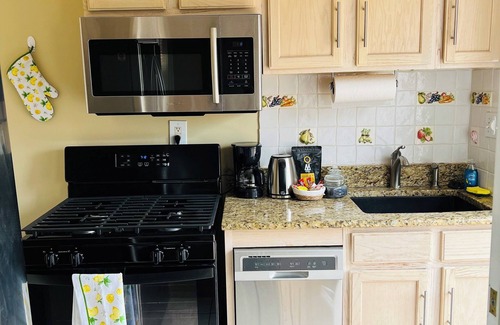 Northeast Casa | Charming 2-bedroom and 1 bathroom townhome in welcoming Washington with AC