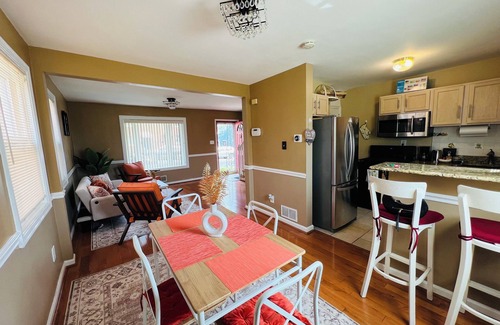 Northeast Casa | Charming 2-bedroom and 1 bathroom townhome in welcoming Washington with AC