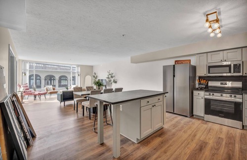 Ohio City Apartamento | Charming 2-bedroom apartment, City-Life, Free Parking, 24/7 Hour Gym