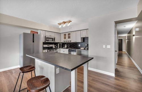 Ohio City Apartamento | Charming 2-bedroom apartment, City-Life, Free Parking, 24/7 Hour Gym